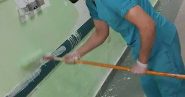 بالصور ..أطباء يخلعون البالطو ويعملون نقاشين لترميم مستشفى حكومى بالسويس