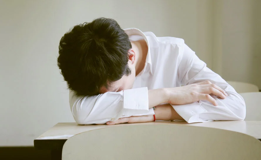 هل تعرف قصة الطالب النائم الذي فعل ما لم يفعله عباقرة العالم ؟