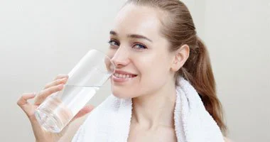 5 فوائد صحية لشرب المياه عند الاستيقاظ من النوم.. أبرزها يقلل الإمساك