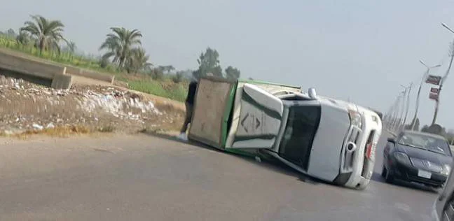 مصرع عاملين وإصابة 18 إثر انقلاب سيارة على طريق "العاشر – القاهرة"
