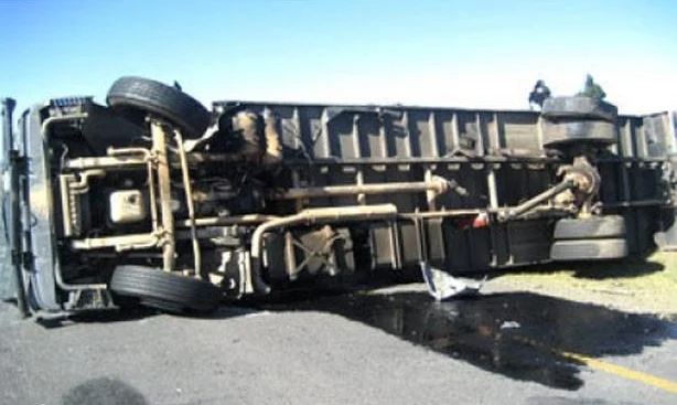 مصرع شخص وإصابة 27 فى انقلاب أتوبيس عمال يسير "عكس" بطريق بلبيس- العاشر