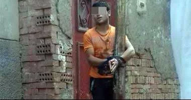 أهالى قرية بالزقازيق يوثقون لصا بعمود ويوسعونه ضربا