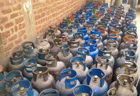 ضبط مسئولة مستودع تتاجر بأسطوانات الغاز المدعمة في الزقازيق