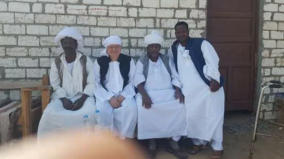 رئيس جامعة الزقازيق يشارك بقافلة طيبة بحلايب وشلاتين مرتديًا الزى البدوى