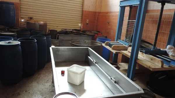 ضبط 23 طن ألبان ودقيق مجهول المصدر بمصنع بدون ترخيص بالشرقية