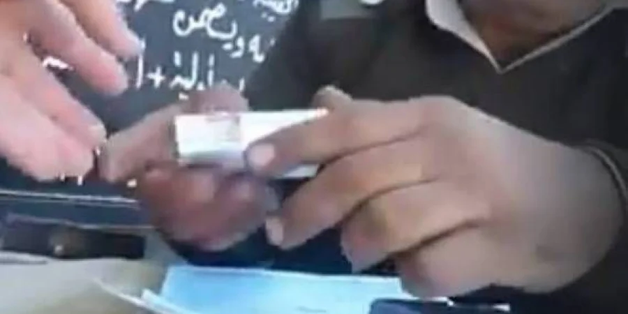 "فضحية " بالفيديو .. موظف في المرور يتلقى الرشوة لإنهاء ترخيص سيارة