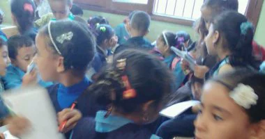 "بالصور" تلاميذ مدرسة بفاقوس يقفون بالفصول لعدم وجود مقاعد والاداره نائمة