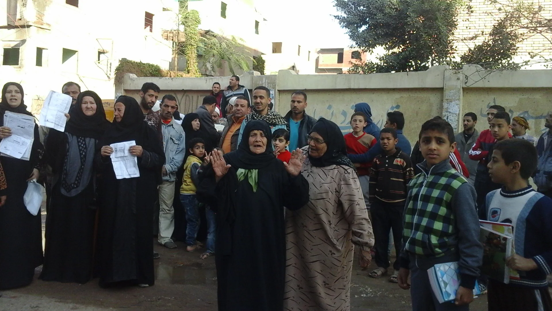 بالصور| 30 أسرة تطالب بتسليمهم وحدات سكنية بعد إزالة شققهم فى فاقوس