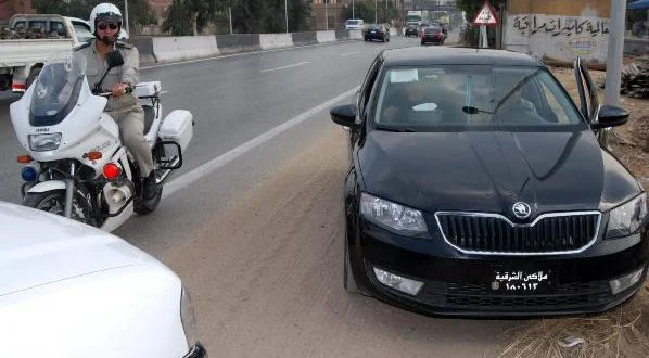 محافظ الشرقية يضبط سيارتين تسيران عكس الاتجاه بطريق «الزقازيق – بلبيس»