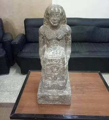 بعد إخفائه 3 سنوات خوفا من فشل بيعه أو القبض عليهم.. ضابط شرطة ينتحل صفة تاجر آثار ويحبط بيع تمثال فرعونى فى ههيا