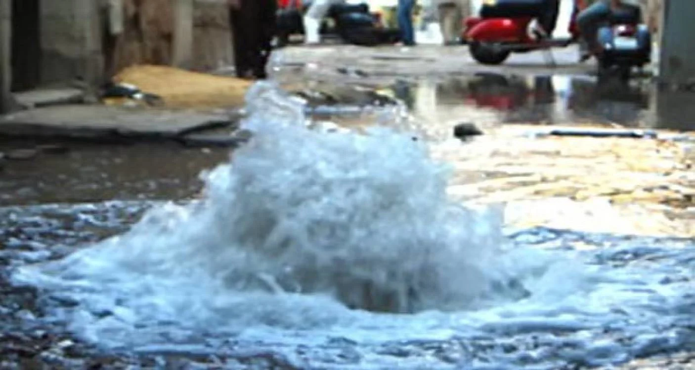 انفجار خط مياه الشرب العمومي في منيا القمح