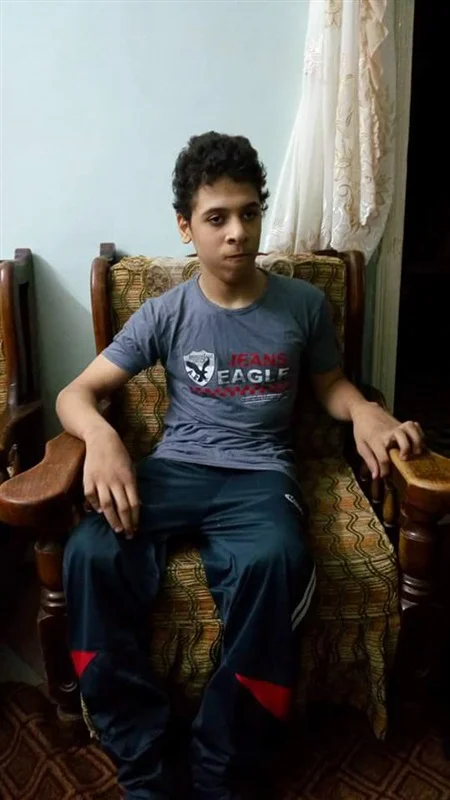 بالصور.. أب يناشد السيسي: ابني طريح الفراش من 16 سنة