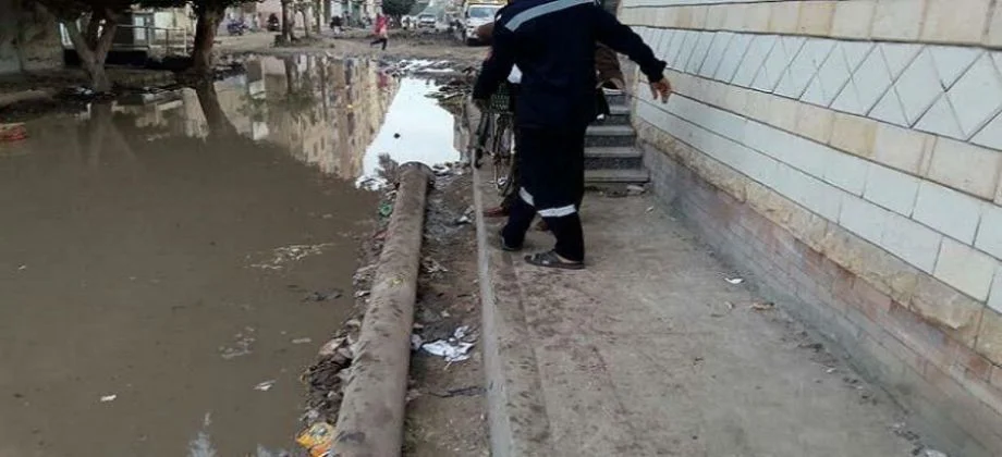 مياه المجاري تحاصر التأمين الصحي في بلبيس