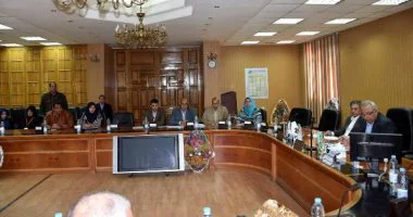 محافظ الشرقية يقرر مساعدة مالية لمريضة وإعفاء زوجة شهيد من رسوم المياه