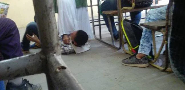تداول صورة لمعلمة تضع طالبا تحت قدميها داخل الفصل