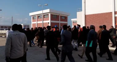 مواطن يستوقف محافظ الشرقية ووزير الإسكان: ابنى بيموت مش قادر أعالجه