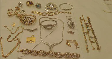 ضبط طالبة وشقيقتها لسرقتهما مشغولات ذهبية من شقة محاسب بمنيا القمح