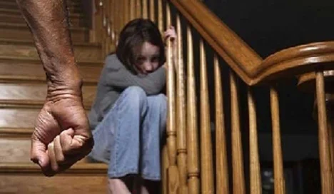 ربة منزل تتهم شابا بالتعدى جنسيا على ابنتها طالبة الإعدادى فى ابو حماد