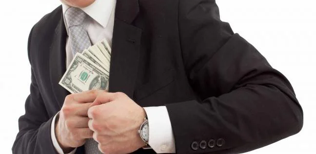 كثرة طلبات المرأة تؤدي الزوج أحياناً إلي الإختلاس 