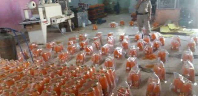 ضبط 2 طن مواد غذائية دون ترخيص في الزقازيق