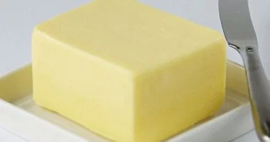 بعد اتهامها بزيادة الوزن.. دراسة تؤكد: الزبدة ترفع مستويات الكولسترول الجيد 