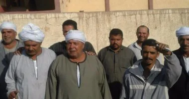 أهالى بالشرقية يغلقون مدرسة بالجنازير احتجاجا على نقل معلمين