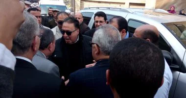 مريض لوزير الصحة خلال جولته بمستشفى بلبيس: "الدكتور قالى خلى الوزير ينفعك"