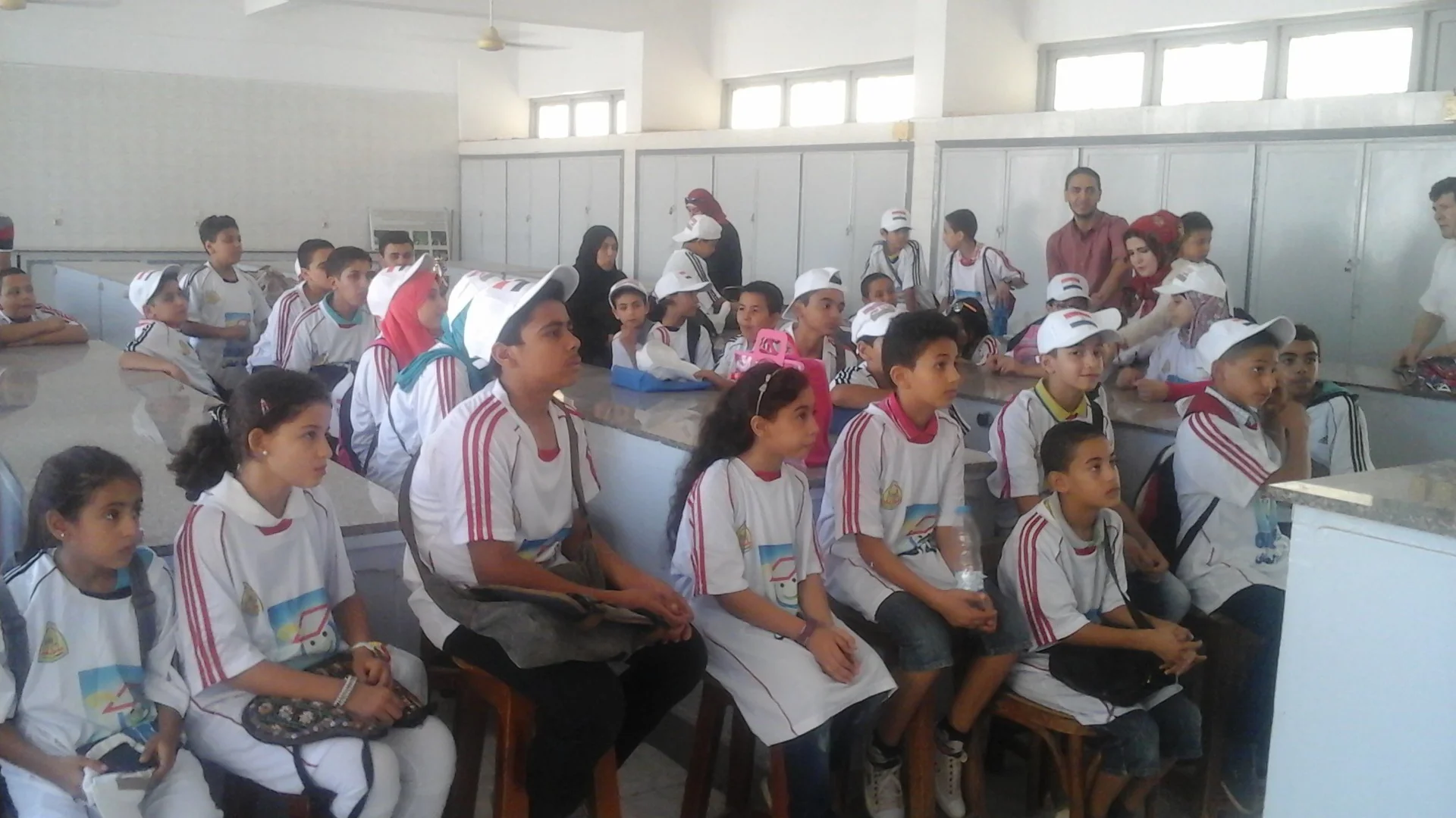 بالصور.. طلاب جامعة الطفل بالزقازيق يزورون معامل كلية العلوم