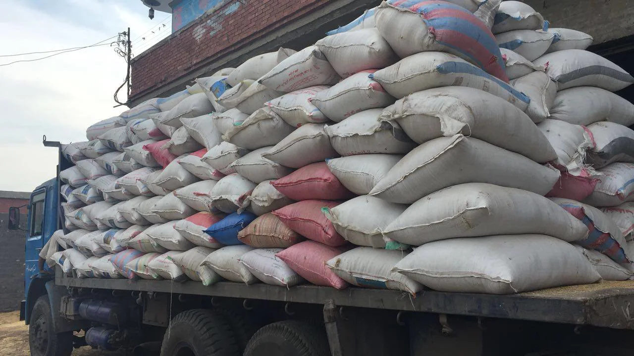بالصور| ضبط مزارع خزن 140 طن أرز وشعير لبيعها فى السوق السوداء بالزقازيق