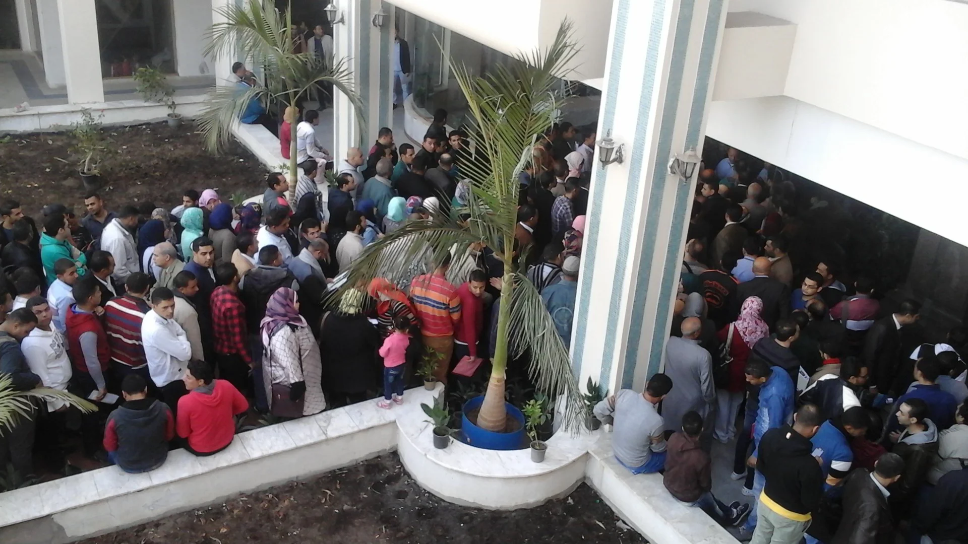 بالصور| توافد مئات الشباب على ملتقى التوظيف بالعاشر