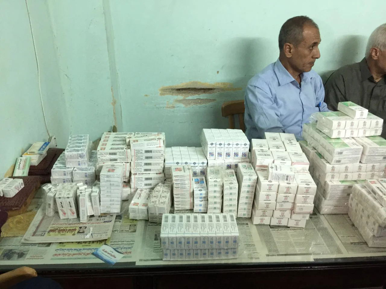 بالصور | ضبط كميات كبيرة من الأدوية غير المصرح ببيعها فى صيدلة مخالفة بالحسينية