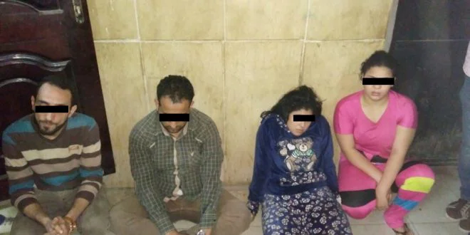 بالصور| القبض على ساقطتين أثناء ممارسة الرذيلة مع كهربائي و ترزى بأبوكبير