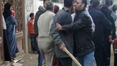 الأهالى يلقنون بائعا متجولا علقة ساخنة عقب ضبطه مع زوجة داخل منزلها بديرب نجم