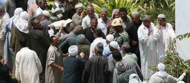 أمن الشرقية يسيطر على مشاجرة بين عائلتين بسبب تمرير ماسورة صرف صحى فى ديرب نجم