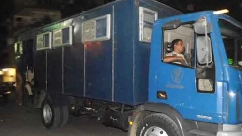 هروب تاجر مخدرات من سيارة شرطة أثناء ترحيله من نيابة بلبيس بالشرقية