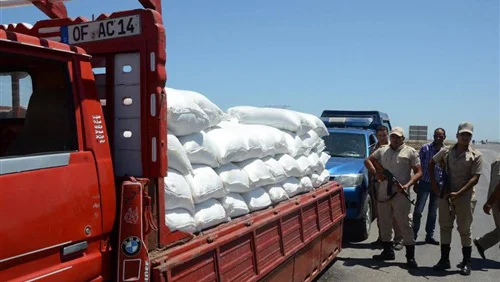 ضبط سيارتين محملتين بمبيدات ومخصبات زراعية منتهية الصلاحية بالشرقية