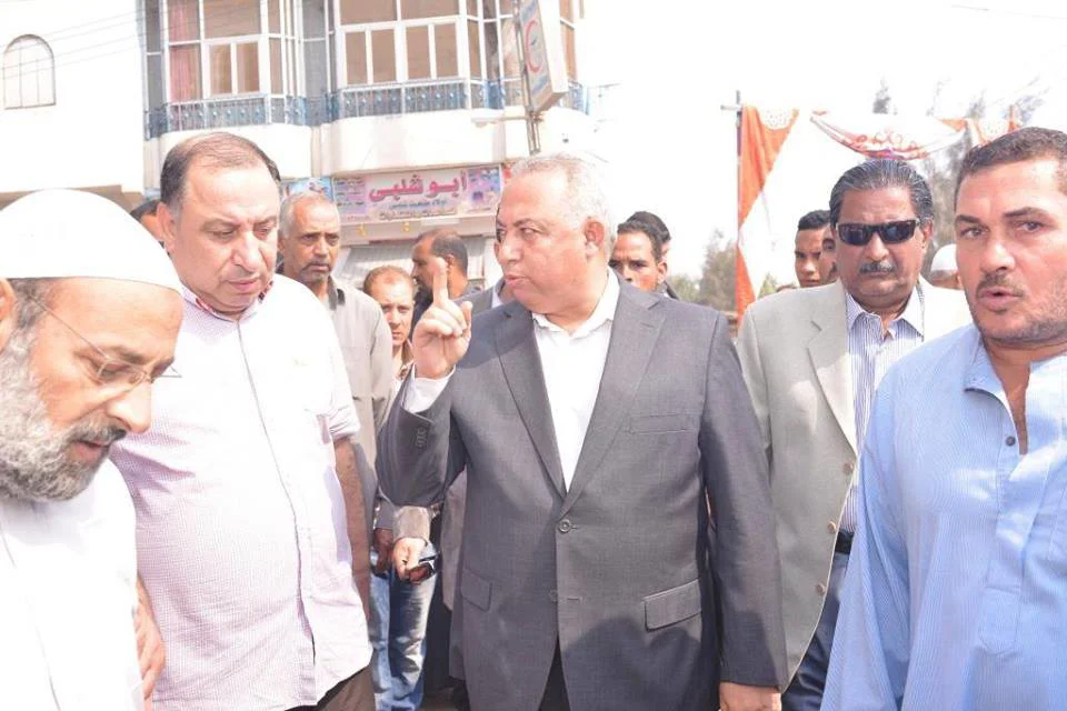 بالصور.. محافظ الشرقية يوقف سيارة ملاكى تسير عكس الإتجاه ويتابع حرق قش الأرز