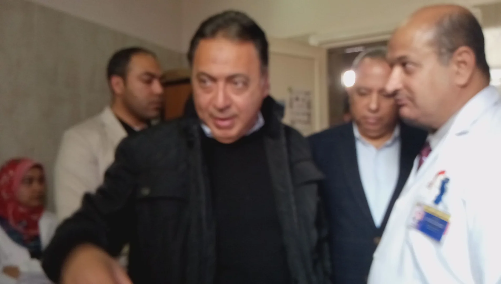 وزير الصحة مداعبا أطباء مستشفى العزازى: "مش هتوردوا على جنة"
