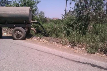 «العقدة» بمنيا القمح تُعانى من «عُقدة الصرف الصحى» .. وسيارات الكسح تُلقى بمخلفاتها فى ترعة بالقرية .. والأهالى ينتظرون «الفشل الكلوى»