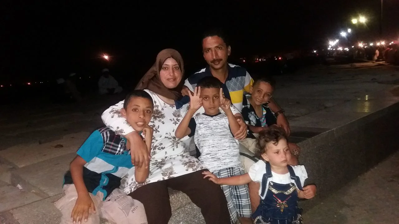 بالصور.. مأساة أسرة محدودة الدخل بالشرقية.. التموين توقف مقرراتها التموينية بزعم وفاة الأب