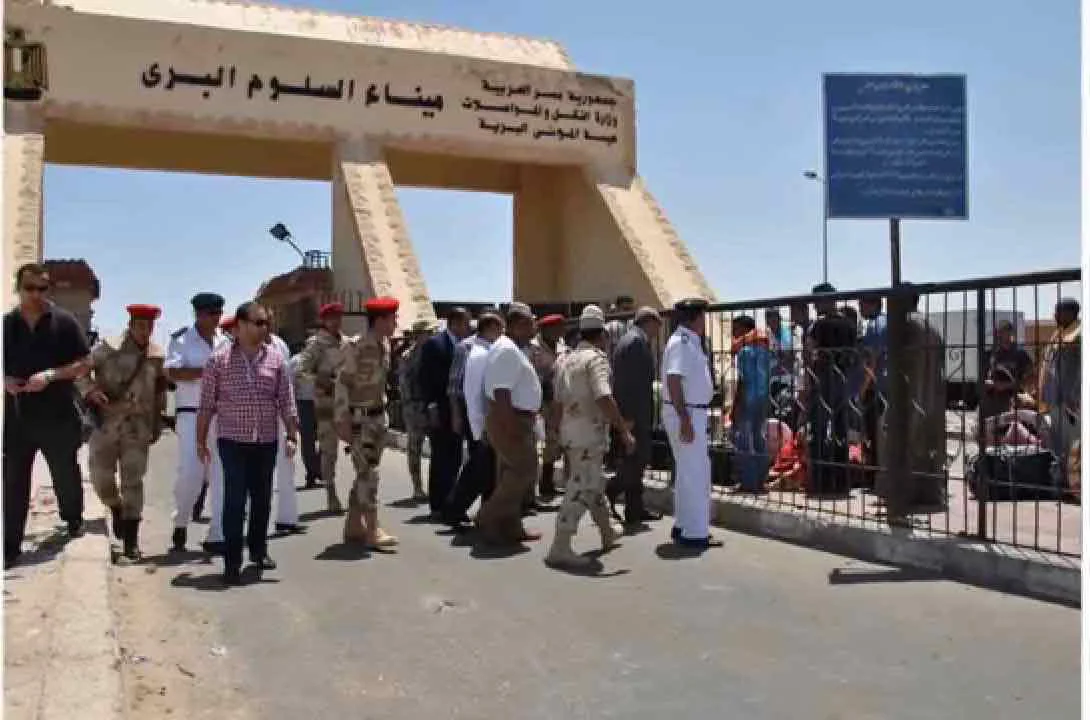 سفر وعودة 1304مصريين وليبيين و 204 شاحنات عبر منفذ السلوم خلال 24 ساعة