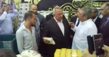 محافظ الشرقية يفتتح معرض "منتجات بلدنا" لتوفير السلع بأسعار مخفضة