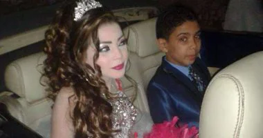 بالصور.. زفاف طفلين في حفل خطبتهما وسط مئات من المعازيم