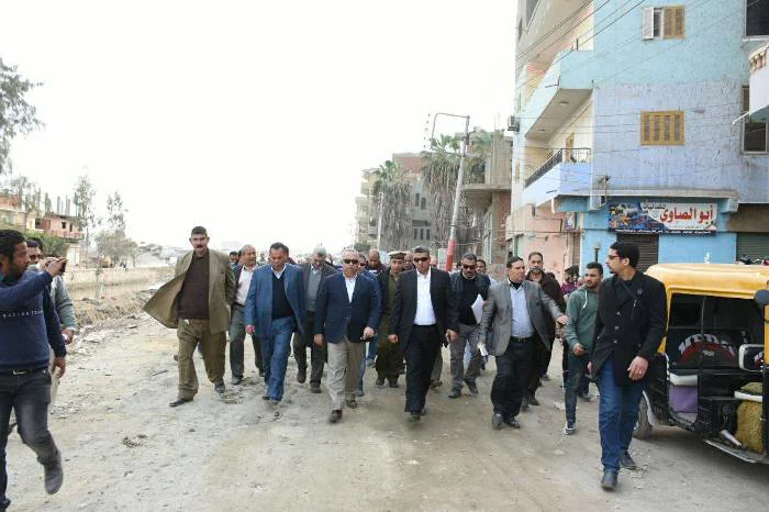 ​بالصور.. محافظ الشرقية يقرر رفع كفاءة الطرق فى مركز فاقوس