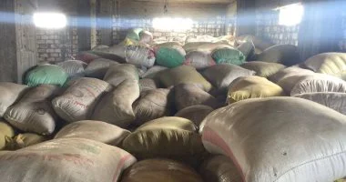 ضبط 5 أطنان أرز شعير وزيت وسكر مدعم قبل بيعها بالسوق السوداء فى فاقوس وههيا