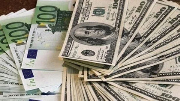 سقوط سائق وطالب يتاجران فى النقد الأجنبى خارج السوق المصرفية