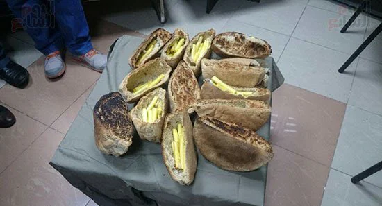 بالصور.. القبض على شخص يهرب المخدرات داخل "عيش شمسى" بميناء سفاجا