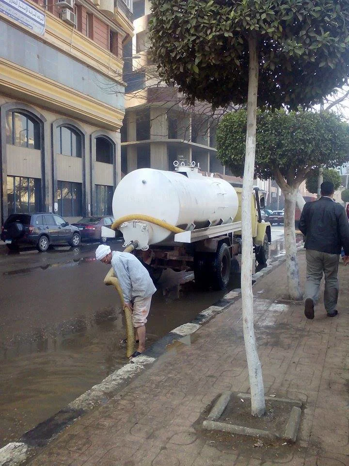 بالصور .. الدفع بسيارات لرفع مياه الأمطار المتراكمة بالزقازيق