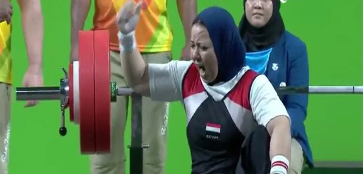 فاطمه عمر تحرز الميداليه الفضيه في منافسات رفع الاثقال 