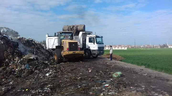 رفع أطنان من القمامة بكفر صقر ونقلها للمدفن الصحى